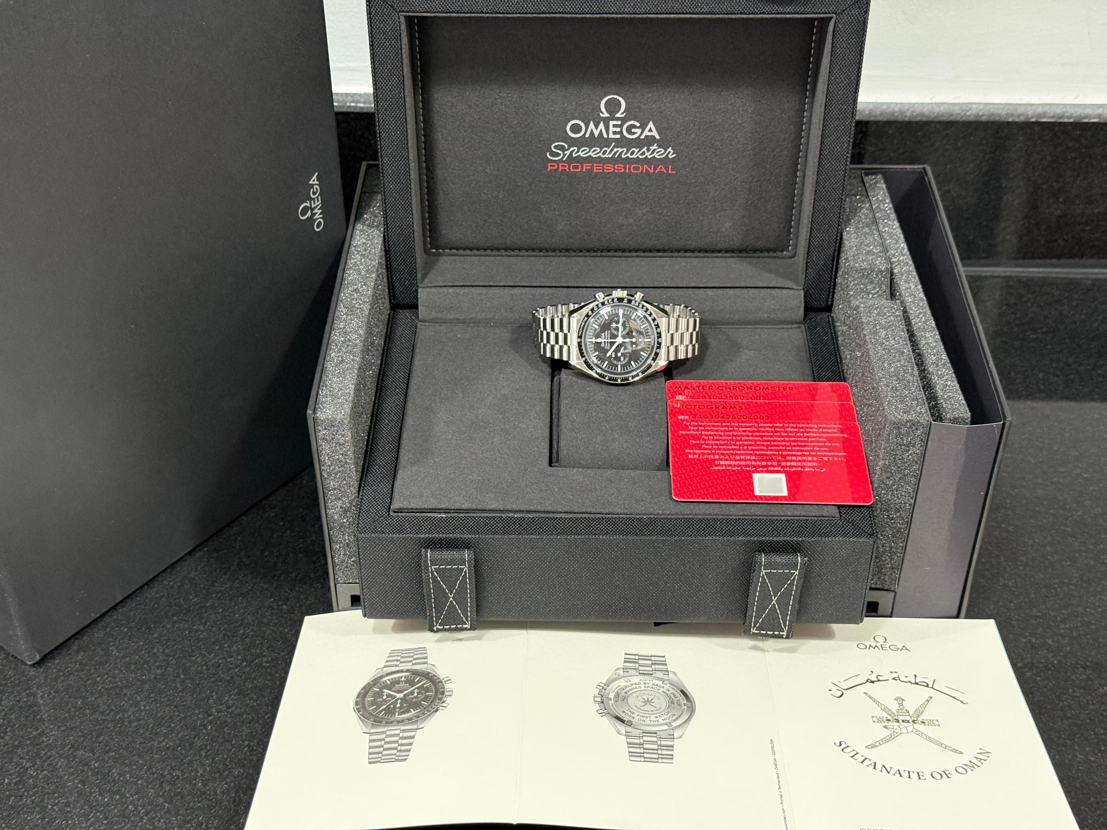 Speedmaster Professional Moonwatch Khanjar Steel - Sultanate of Oman Edition - 310.30.42.50.01.003